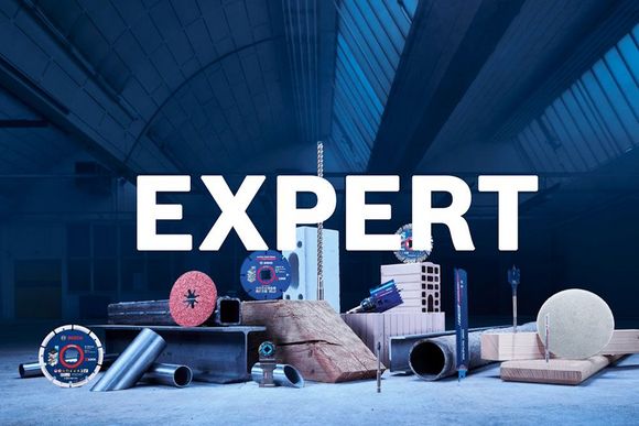 Verschiedene Werkzeuge und Baumaterialien und das Wort Expert